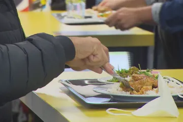 Do restaurací na oběd chodí výrazně méně lidí. Polední menu zdražilo