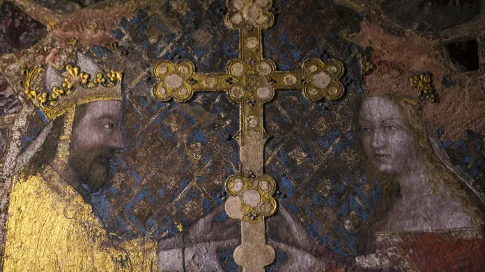Portrét Karla IV. s ostatkovým křížem a manželkou Annou Svídnickou nad vstupními dveřmi Kaple sv. Kateřiny