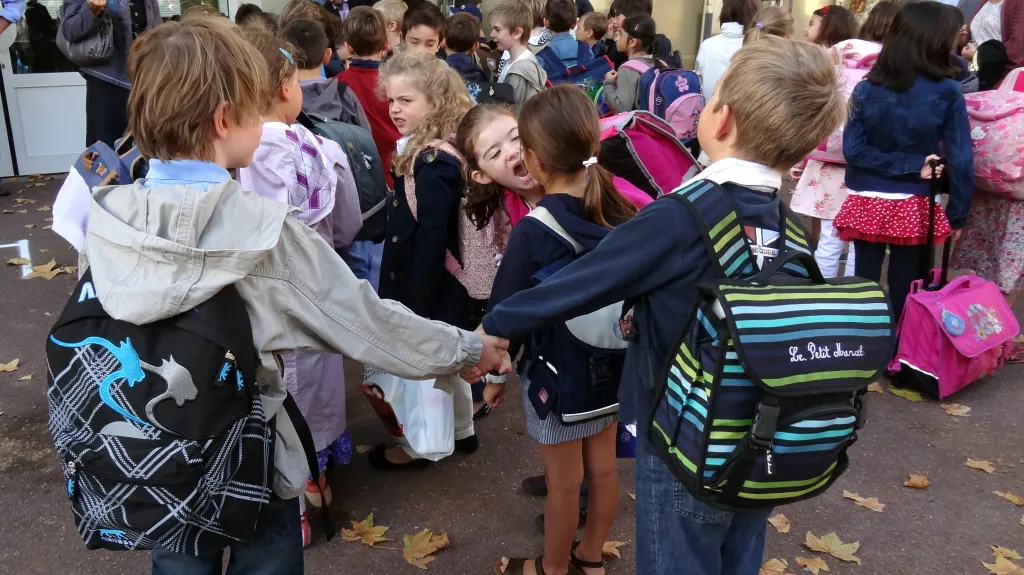 Děti před školou ve Vincennes nedaleko Paříže