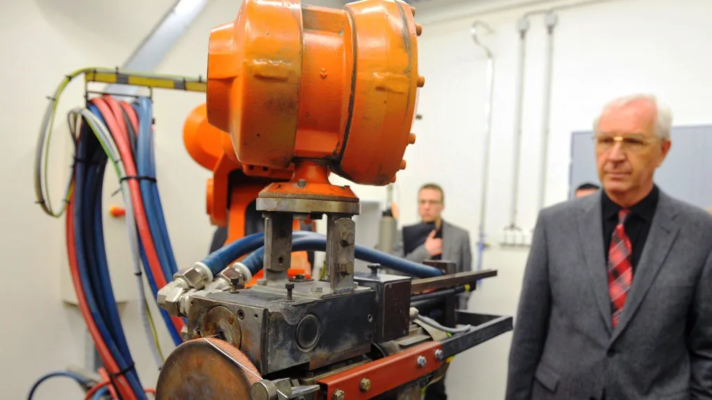 Jiří Drahoš při otvírání laboratoře plazmových technologií