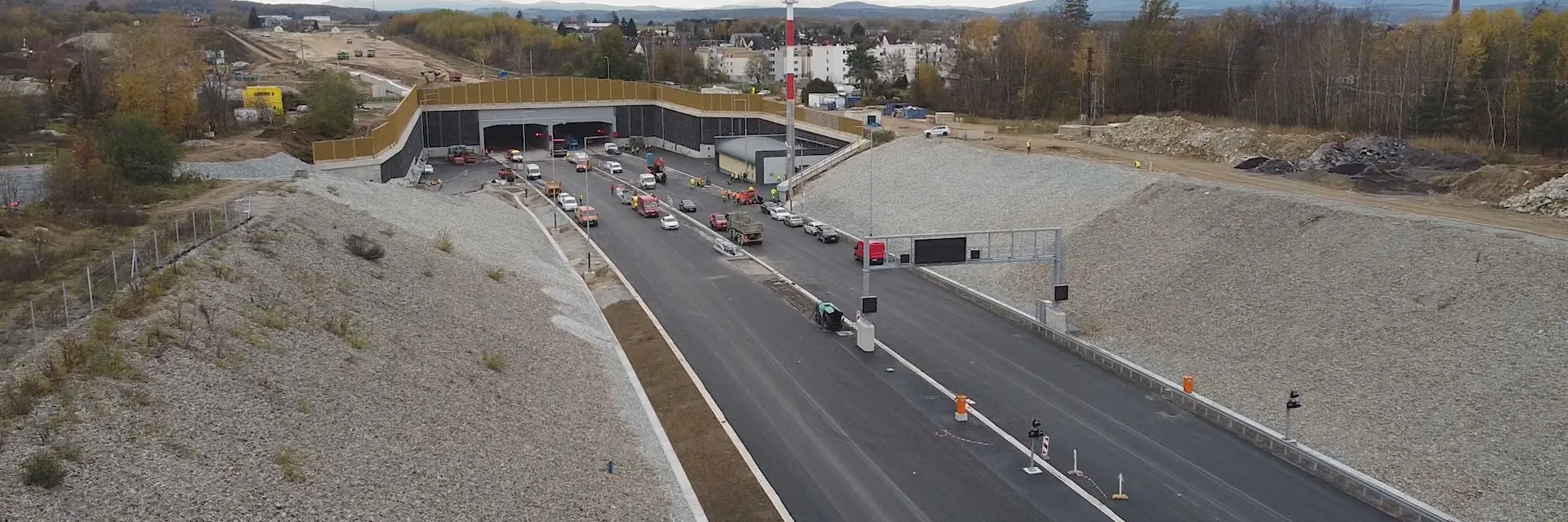 Výstavba vázne. Pomáhá ale i „největší evropské dálniční staveniště“