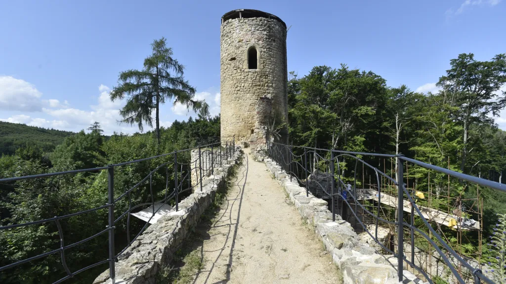 Řemeslníci na hradě Cimburk opravují původní bránu