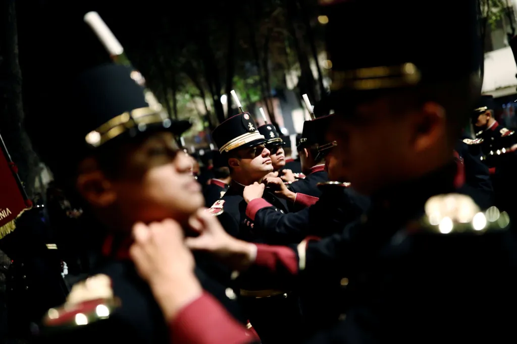 Náměstí El Zócalo bylo osídleno dávno před příjezdem Španělů na území Mexika. Stálo zde hlavní město aztécké říše Tenochtitlán