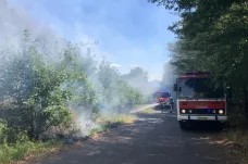 Hasiči zlikvidovali požár lesa u Krupky na Teplicku. Meteorologové rozšířili varování