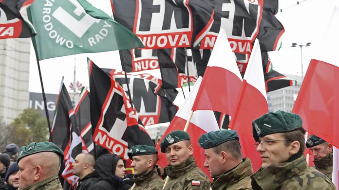 Stoupenci italské Nové síly během polského Pochodu za nezávislost v roce 2018