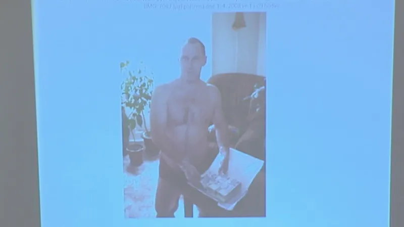 Vladimír Dbalý pózuje s balíčky bankovek