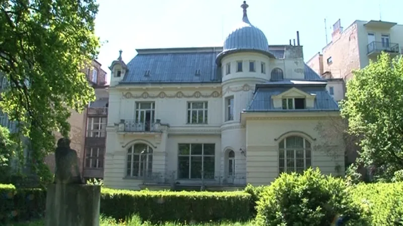 Pohled na vilu Löw-Beerů směrem ze zahrady