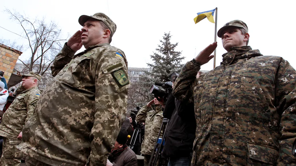 Ukrajinští vojáci odcházejí bojovat na Donbas