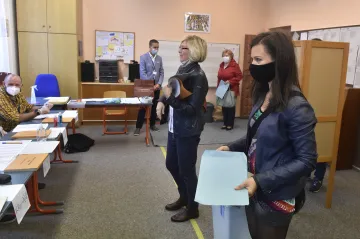 Česko má za sebou první den krajských a senátních voleb. Budou pokračovat ráno