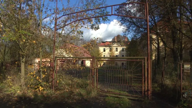 Zchátralý zámeček v Sedlci na Karlovarsku