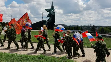 Mládežnická vojenská organizace slaví den dětí v okupovaném Doněcku (1. červen 2025)