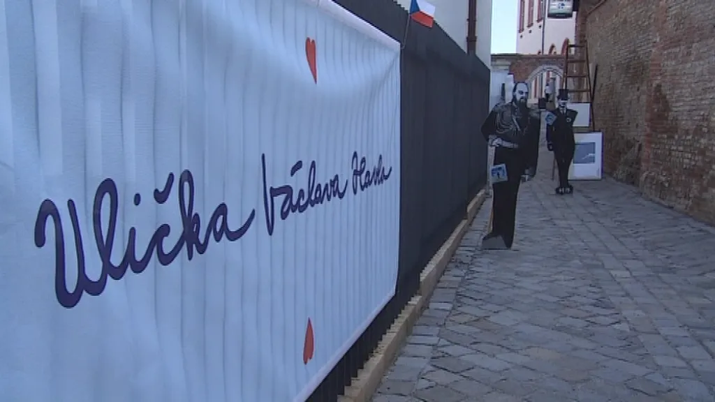 Zamýšlený název uličky označil plakát na zábradlí