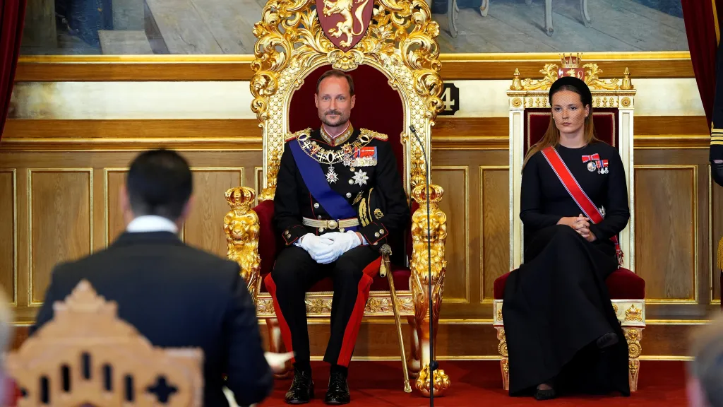 Norský král Haakon a korunní princezna Ingrid Alexandra během slavnostního skládání přísahy věrnosti ústavě v norském parlamentu