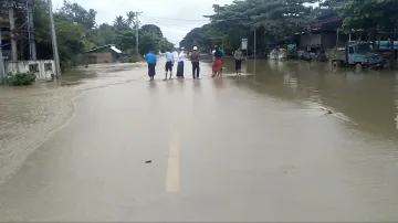 Zaplavená silnice u myanmarského Swaru