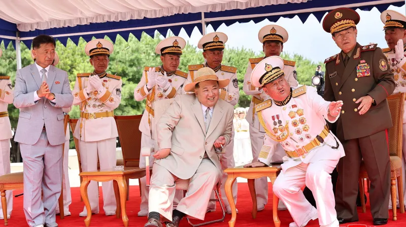 Kim Čong-un při spuštění severokorejské jaderné ponorky na vodu