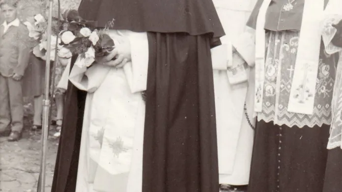 Nově vysvěcený kněz Dominik Duka slouží primici v roce 1970