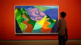 Obraz „Pacific Coast Highway and Santa Monica, 1960“ britského malíře Davida Hockneyho, výstava „David Hockney 25“ v Paříži, duben 2025
