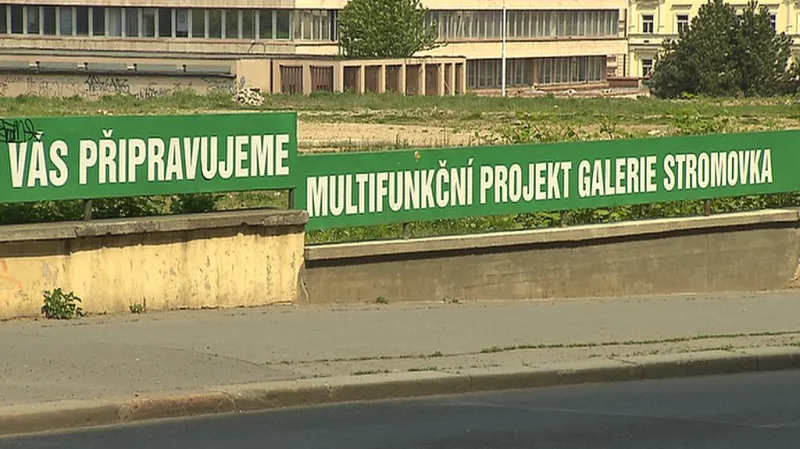 Přes pět tisíc obyvatel pražské Letné podepsalo petici proti stavbě obchodně administrativního centra u parku Stromovka.