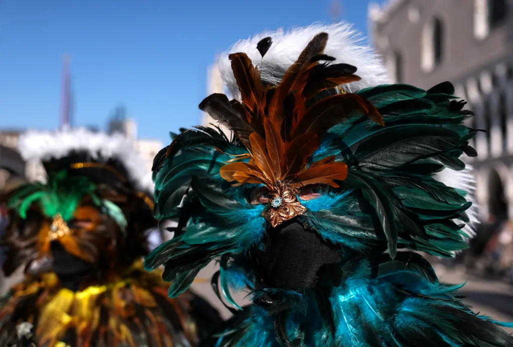 Benátský karneval vznikl před staletími jako období nevázaného veselí před zahájením období půstu. Benátčané pak mohli skrýt svou identitu za maskami a dělat, co se jim zlíbilo