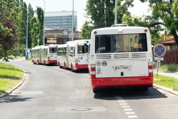 S prázdninami začíná období výluk. Zastavilo se metro, tramvaje i vlaky na některých tratích