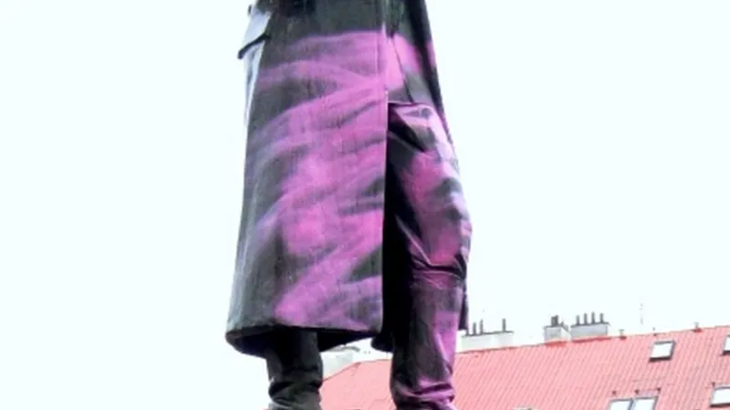 V roce 2014 někdo natřel polovinu sochy růžovou barvou