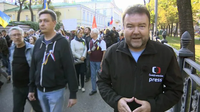 Zpravodaj ČT Miroslav Karas na mírovém pochodu v Moskvě