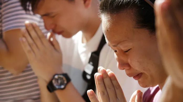 Příbuzní obětí atentátů v Bangkoku se přišli pomodlit do znovuotevřeného chrámu