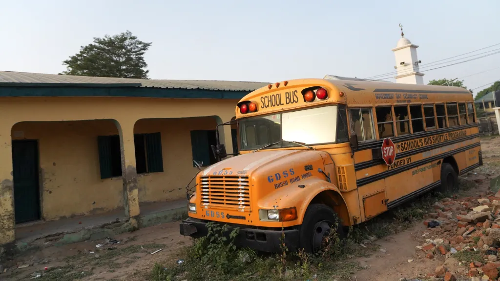 Opuštěný autobus stojí před prázdnými třídami ve státě Niger