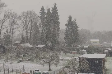 Sníh komplikuje dopravu v Karlovarském kraji, k nehodám došlo i v Plzeňském