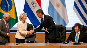 Předsedkyně Evropské komise Ursula von der Leyenová si podává ruku s paraguayským prezidentem Santiagem Peňou, vedle nich stojí předseda Evropské rady António Costa (vlevo) a argentinský prezident Javier Milei (vpravo)