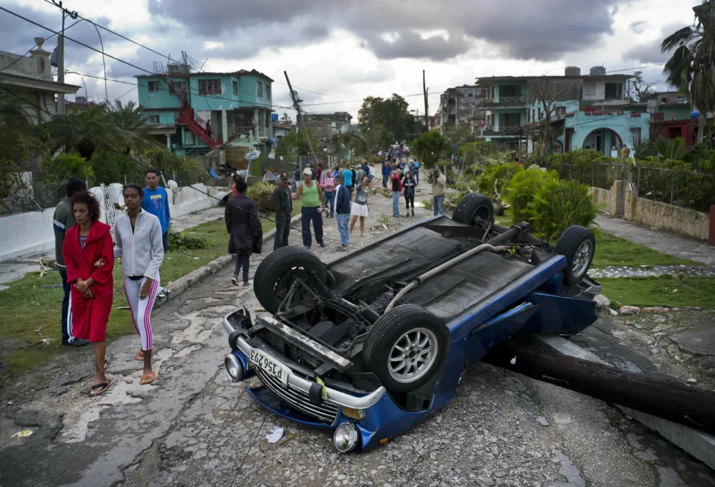 Automobil převrácený tornádem v ulicích kubánské Havany