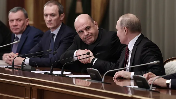 Vladimir Putin a Michail Mišustin během setkání se členy nové vlády