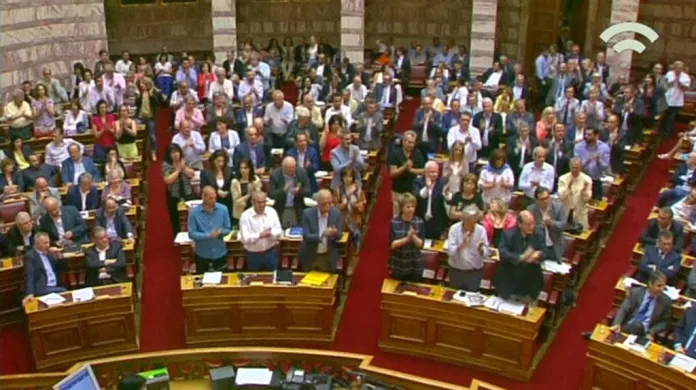 Schválení reforem odměnili řečtí poslanci potleskem