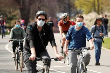 Konec roušek v Česku. Od pondělí je lidé mohou venku odložit, měli by je však mít stále po ruce