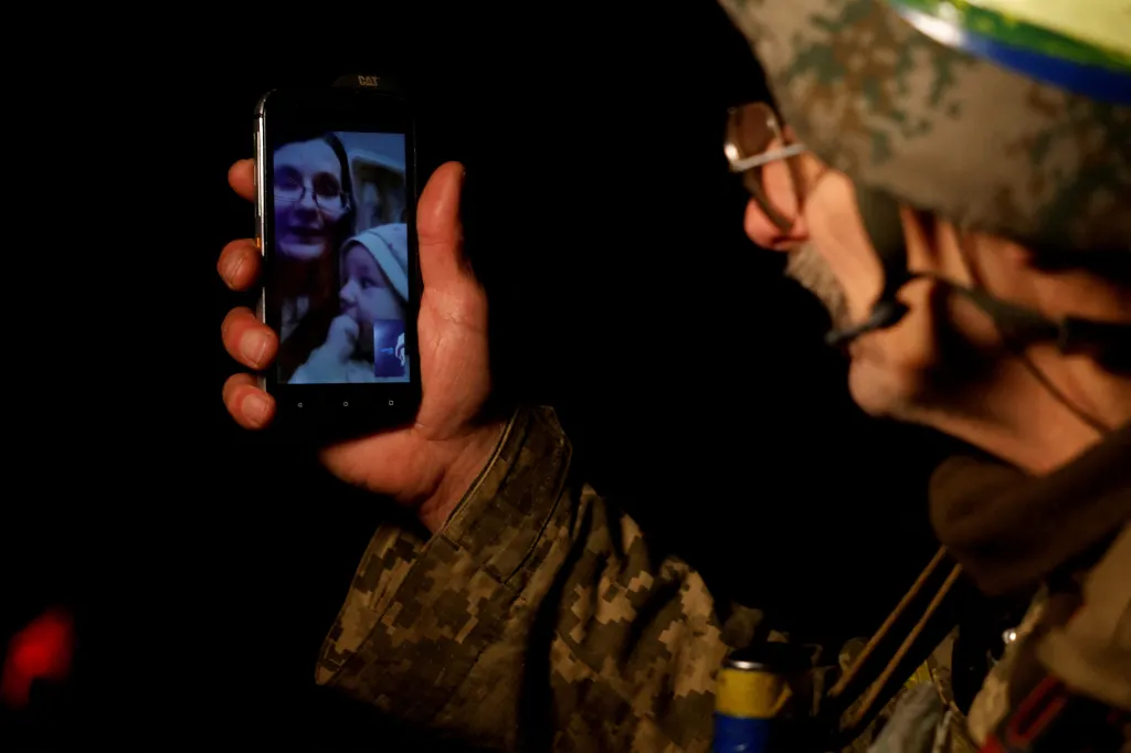 Ukrajinský voják mluví z fronty s rodinou o Vánocích