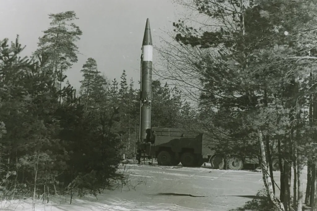 Počátkem 80. let přišlo ale na jiné střelivo. Balistické rakety SS-12 s doletem 900 km byly schopné nést jaderné hlavice. Z Libavé mohli Sověti zasáhnout Německo, Nizozemí nebo severní Itálii.