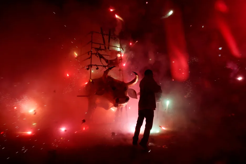 Muž před ohňostrojem, který vybuchuje z tradiční býčí postavy známé jako „El Torito“ během každoročních oslav svátku San Juan de Dios na předměstí Mexico City