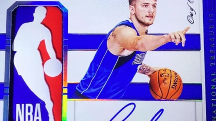 Podepsaná kartička mladé basketbalové hvězdy Luky Dončiče, která se prodala za 4,6 milionu dolarů