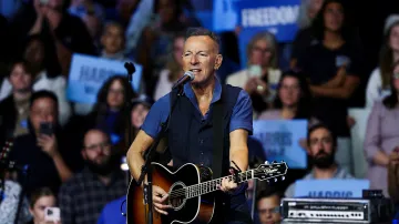 Bruce Springsteen na snímku z roku 2024, kdy zpívá na podporu tehdejší prezidentské kandidátky Kamaly Harrisové