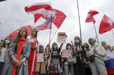 Do běloruských ulic vyšly tisíce žen. Bezpečnostní složky zasahovaly proti studentům