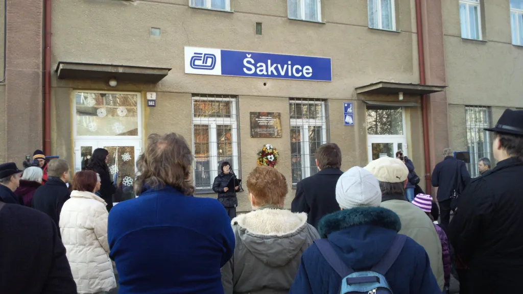 Pamětní deska na nádraží v Šakvicích