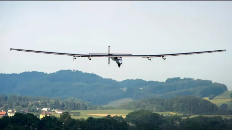 Cesta kolem světa začíná: Solární letoun má za sebou první etapu