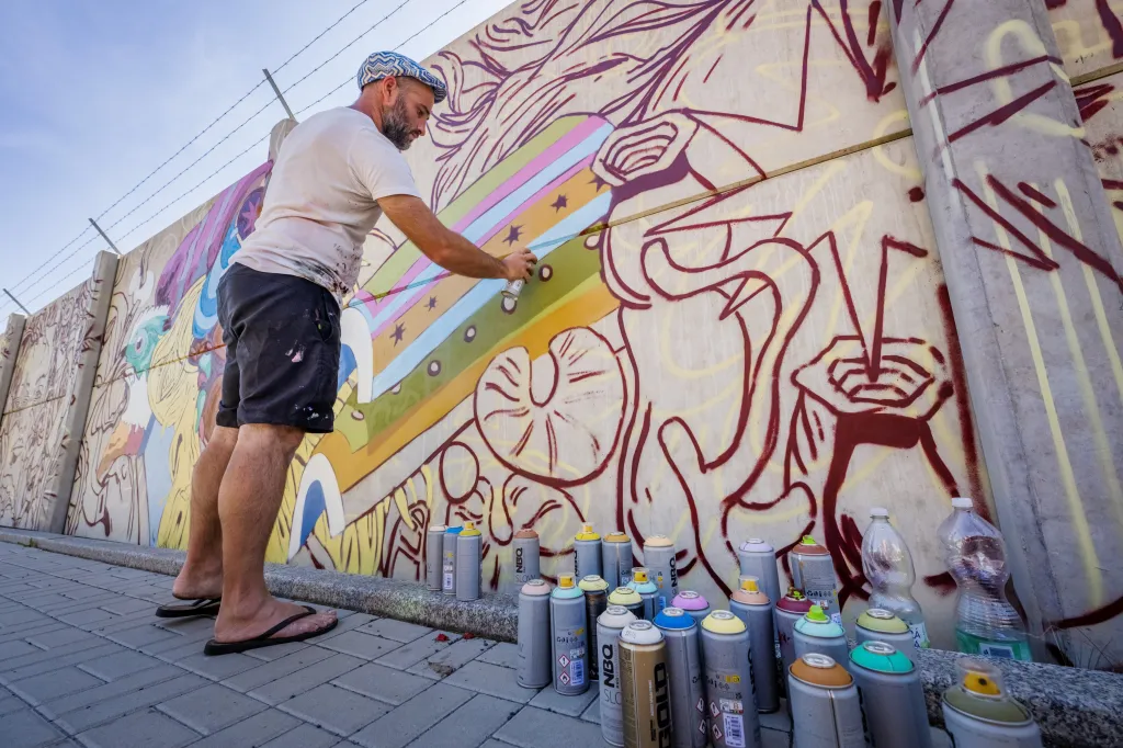 Výtvarník Vincent Chignier při práci na projektu Mural Ruzyně