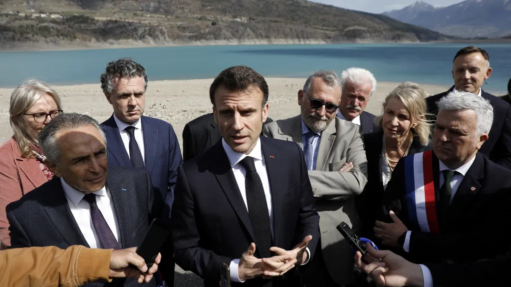 Francouzský prezident Emmanuel Macron navštívil přehradu v Savines-le-Lac
