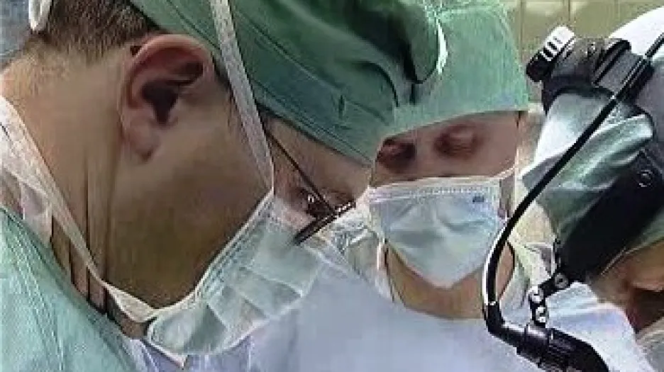 Doktoři při operaci