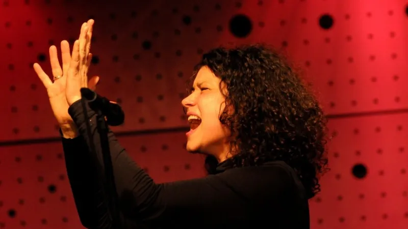 Iva Bittová při křtu alba Zvon (2012)