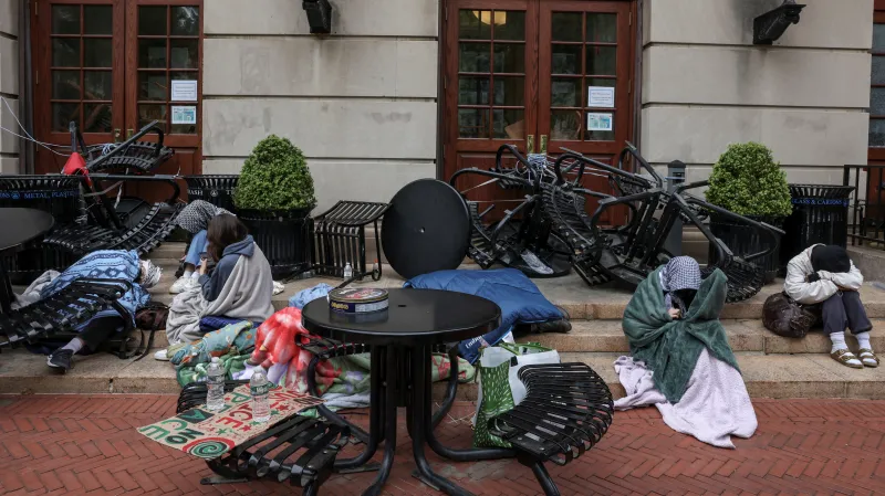 Studenty zabarikádovaná Hamilton Hall