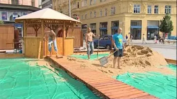 Navážení písku na budoucí pláž