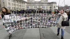 Příbuzní obětí bosenské války před sídlem ICTY během procesu s Karadžičem