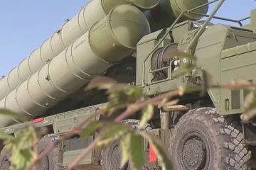 Rusko dodá Sýrii pokročilejší rakety, které by už neměly omylem sestřelit ruský letoun